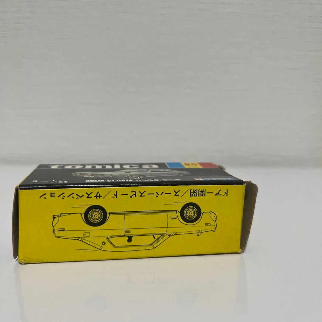 黒箱トミカ 85 Nissan Gloria 2000 1/65