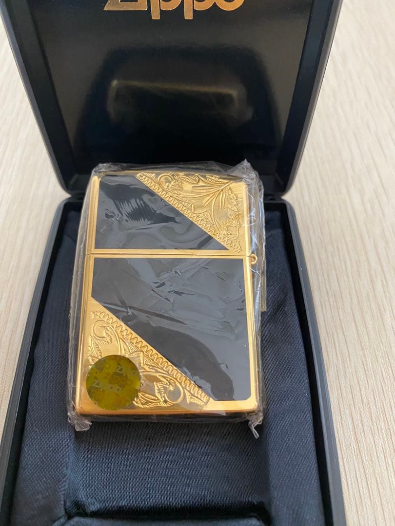 ZIPPO 2010年　ゴールド ブラック 彫刻デザイン 未使用 限定 ケース付