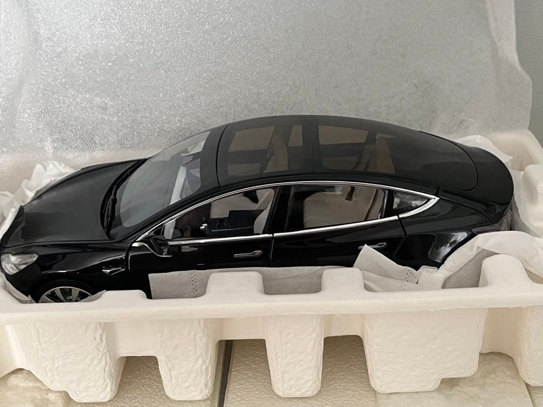 ミニカー　1/18 テスラ　モデル3 ブラック