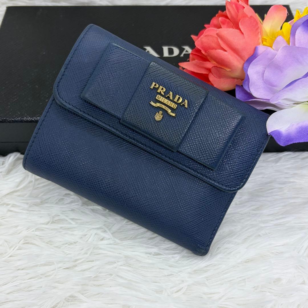 美品✨プラダ 三つ折り財布 財布 サフィアーノ レザー リボン ネイビー 紺