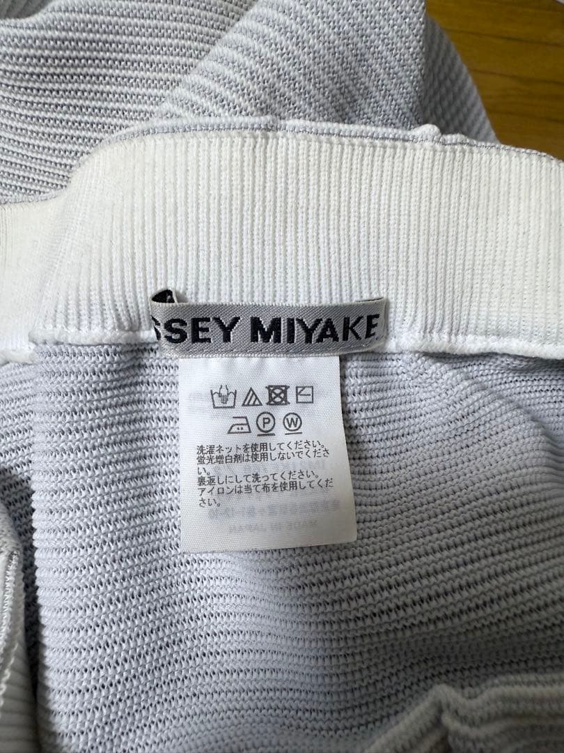 【ISSEY MIYAKE】パンツ Fサイズ 白系グレー ストレッチ素材
