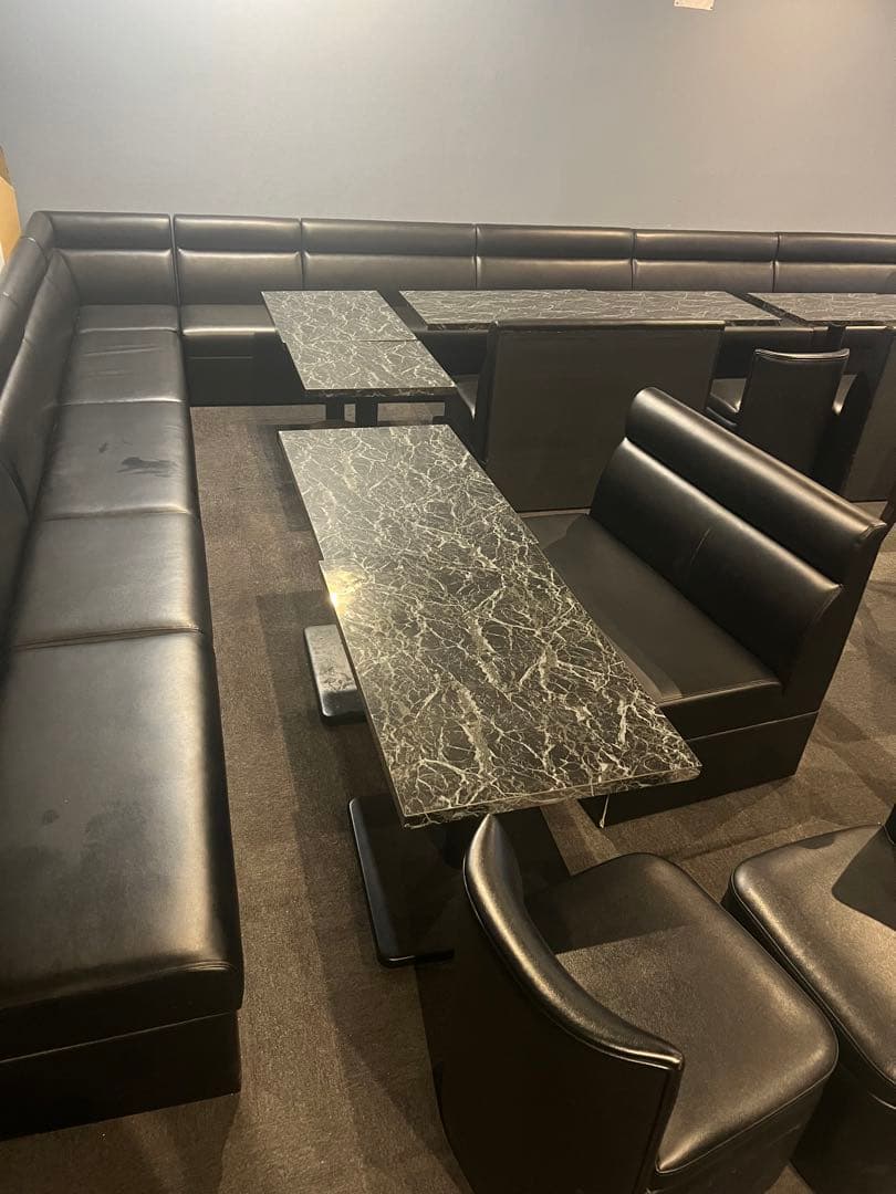 BOX席用ソファーとテーブル