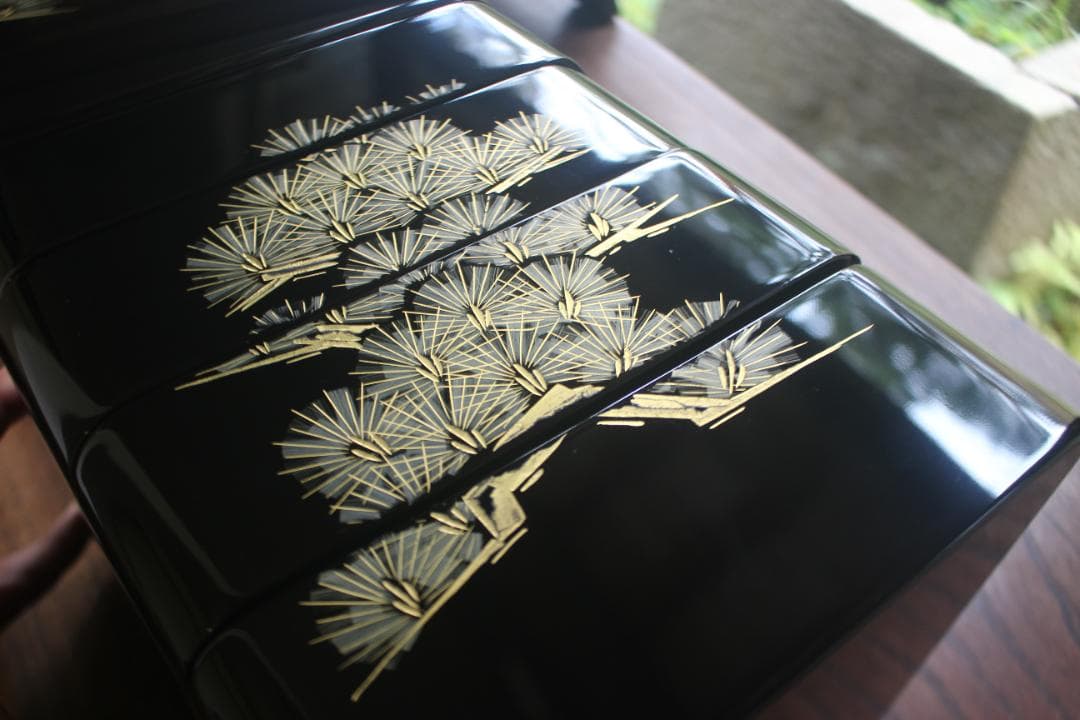 デッドストック！上質黒漆に極上松沈金の映える輪島塗の屠蘇器重箱揃い（検お重