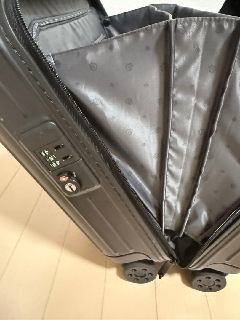 RIMOWA ESSENTIAL SLEEVE ブラック コンパクト