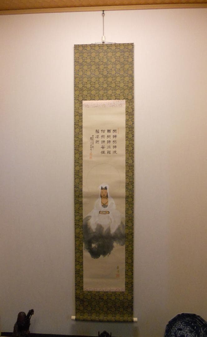 掛け軸 観世音菩薩 春峰 絹本 希少 軸装 掛軸 美品 です。
