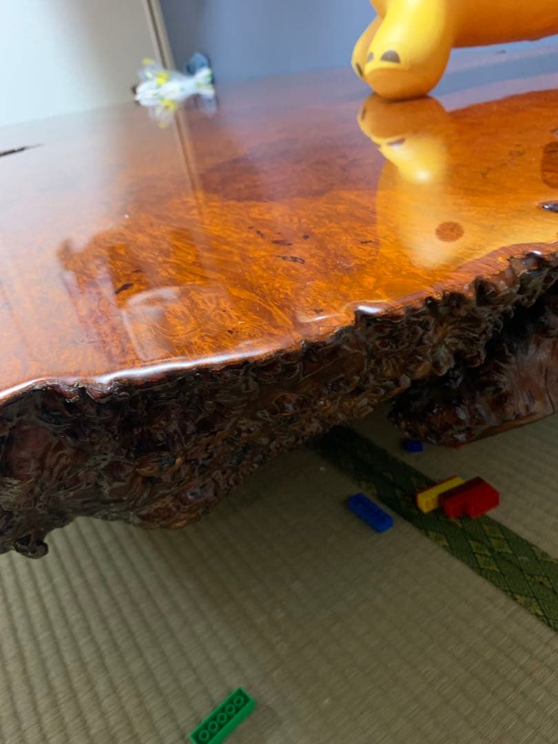 自然な形状の茶色い座卓　花梨