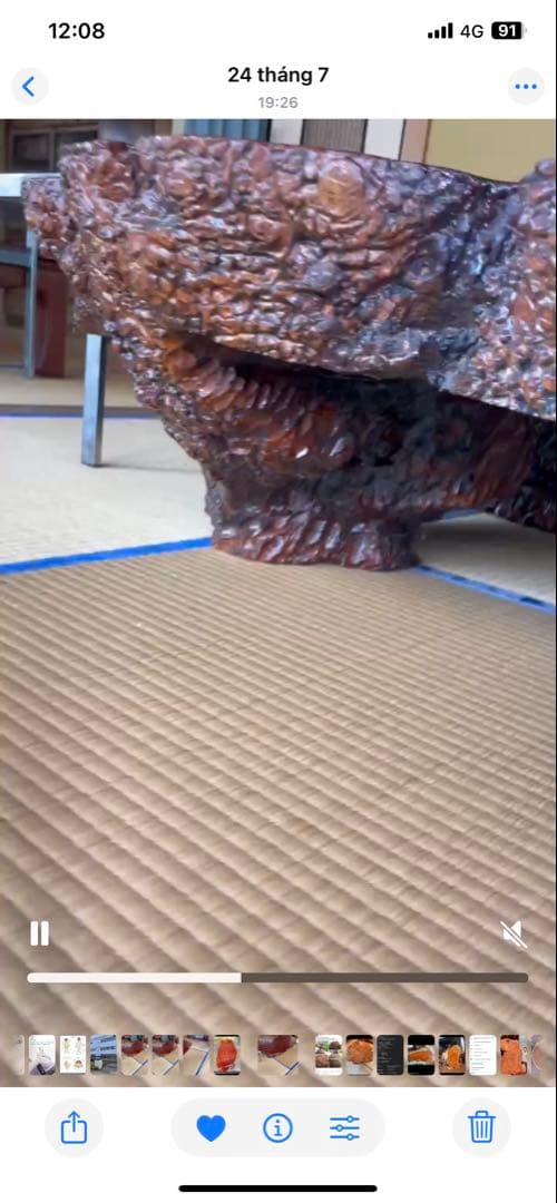 自然な形状の茶色い座卓　花梨