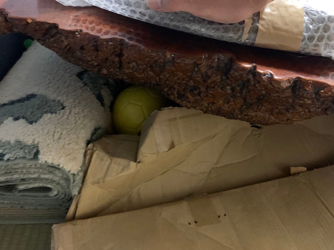 自然な形状の茶色い座卓　花梨