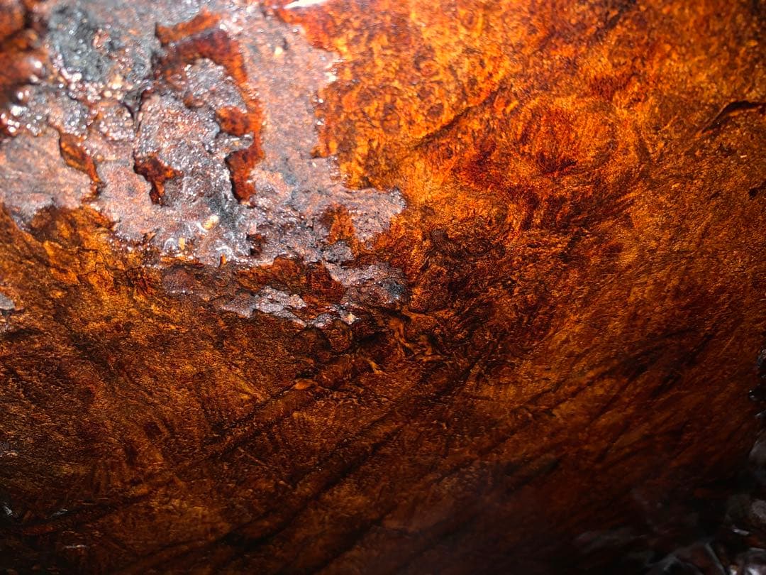 自然な形状の茶色い座卓　花梨