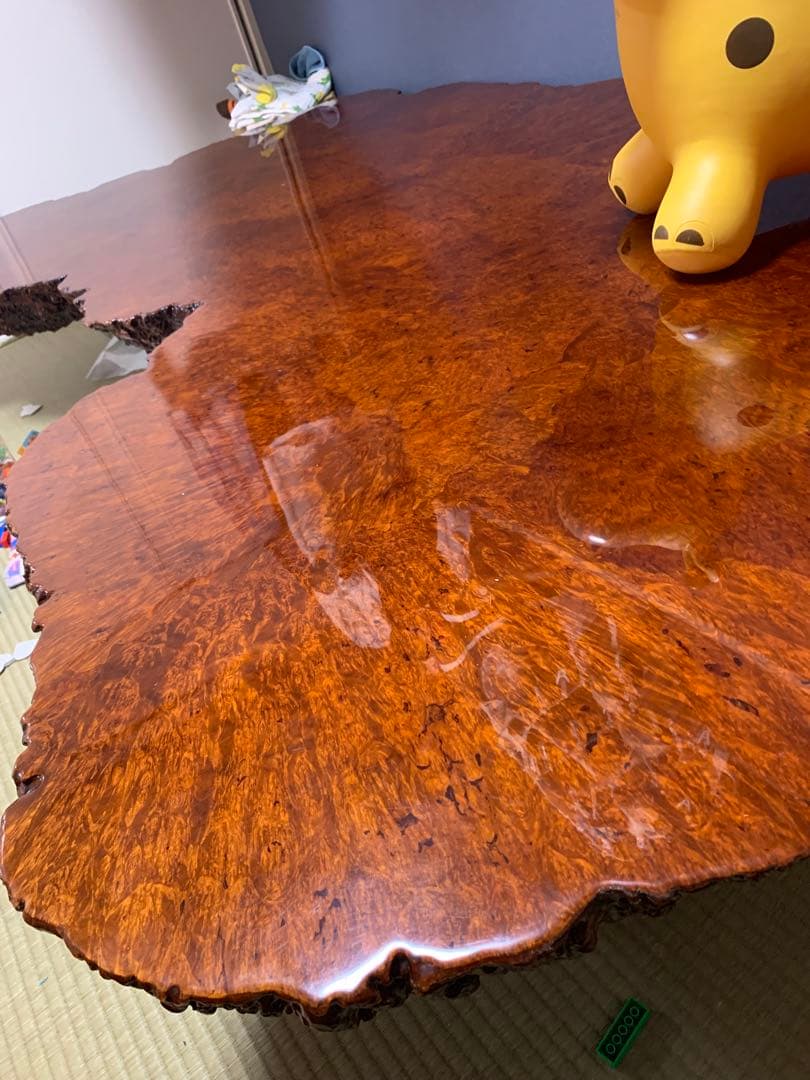 自然な形状の茶色い座卓　花梨