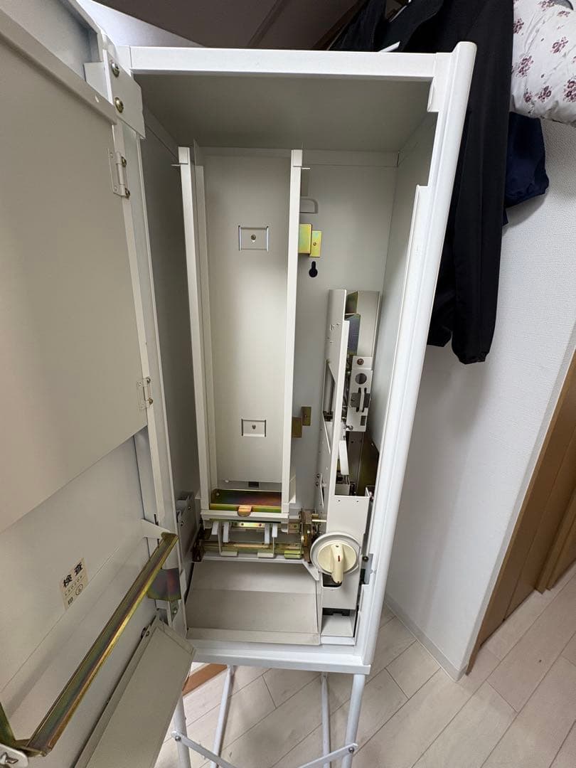 ① カードガチャガチャマシン　手動式自動販売機　ダイト　DF-8