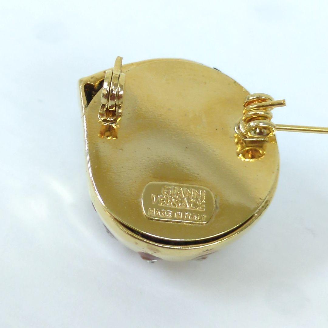 ジャンニヴェルサーチェ クリスタルラインストーン ピンブローチ ゴールドカラー