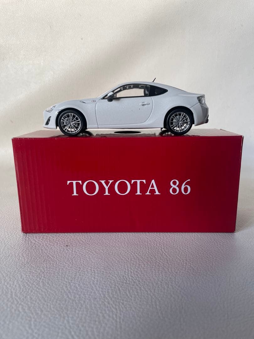トヨタ 86 色見本 ミニカー 1/30 ①37J サテンホワイトパール 非売品