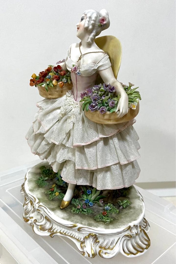 ルイージファブリス☆陶磁器レース人形 花籠を抱える貴婦人 イタリア製