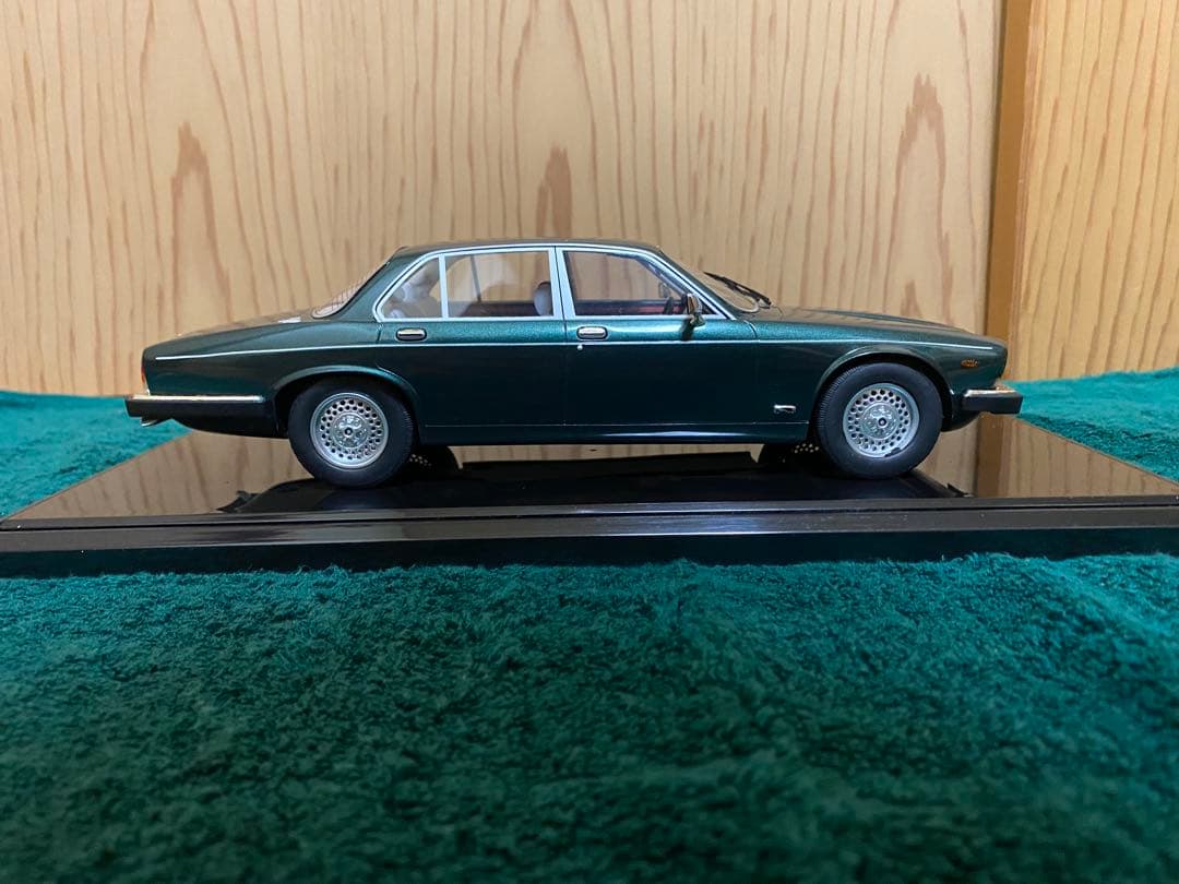 ジャガー XJ6 SIII グリーン 1/18スケール Cult製 ミニカー