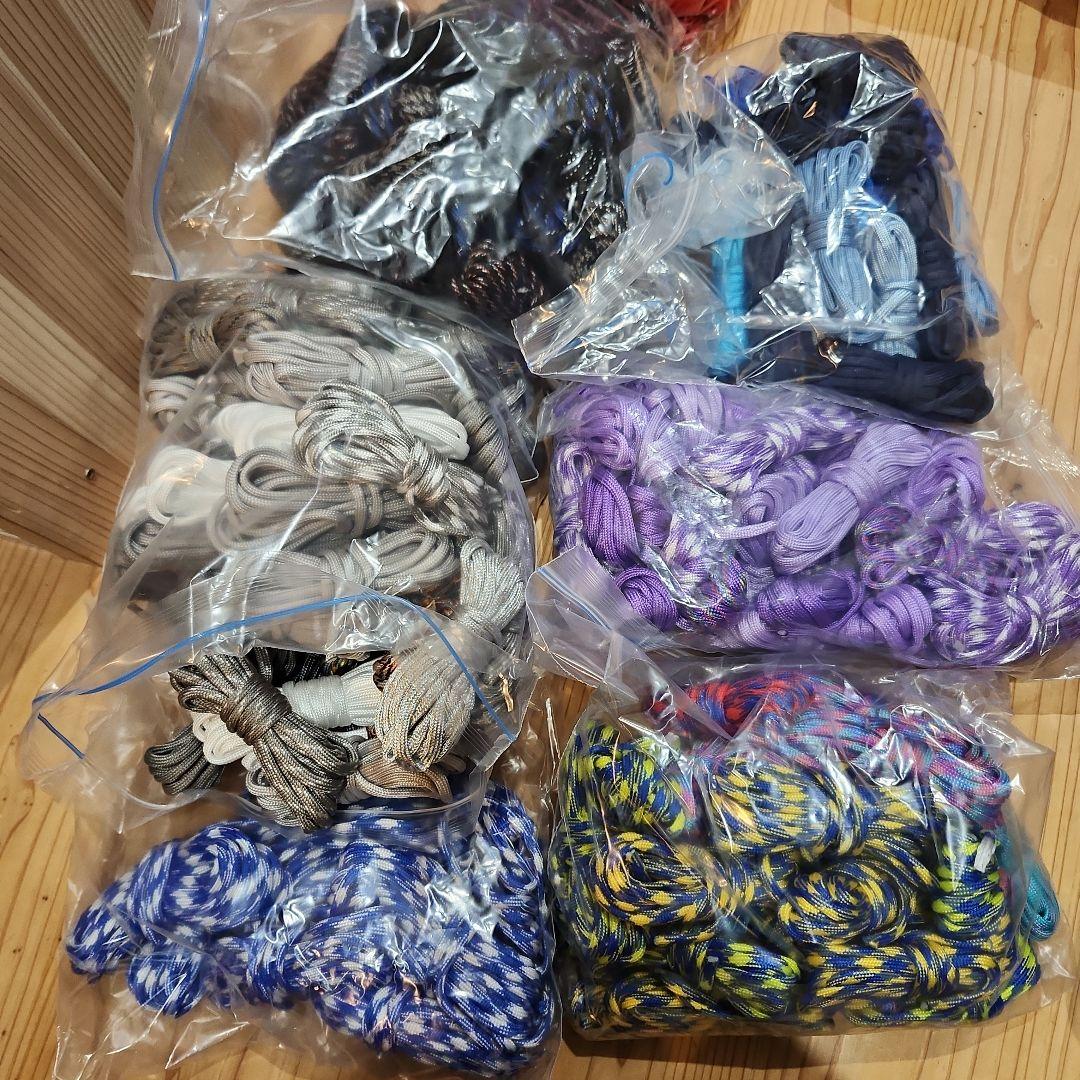 100サイズ箱パラコード紐大量ハンドメイド材料キーホルダーカラビナブレスレット