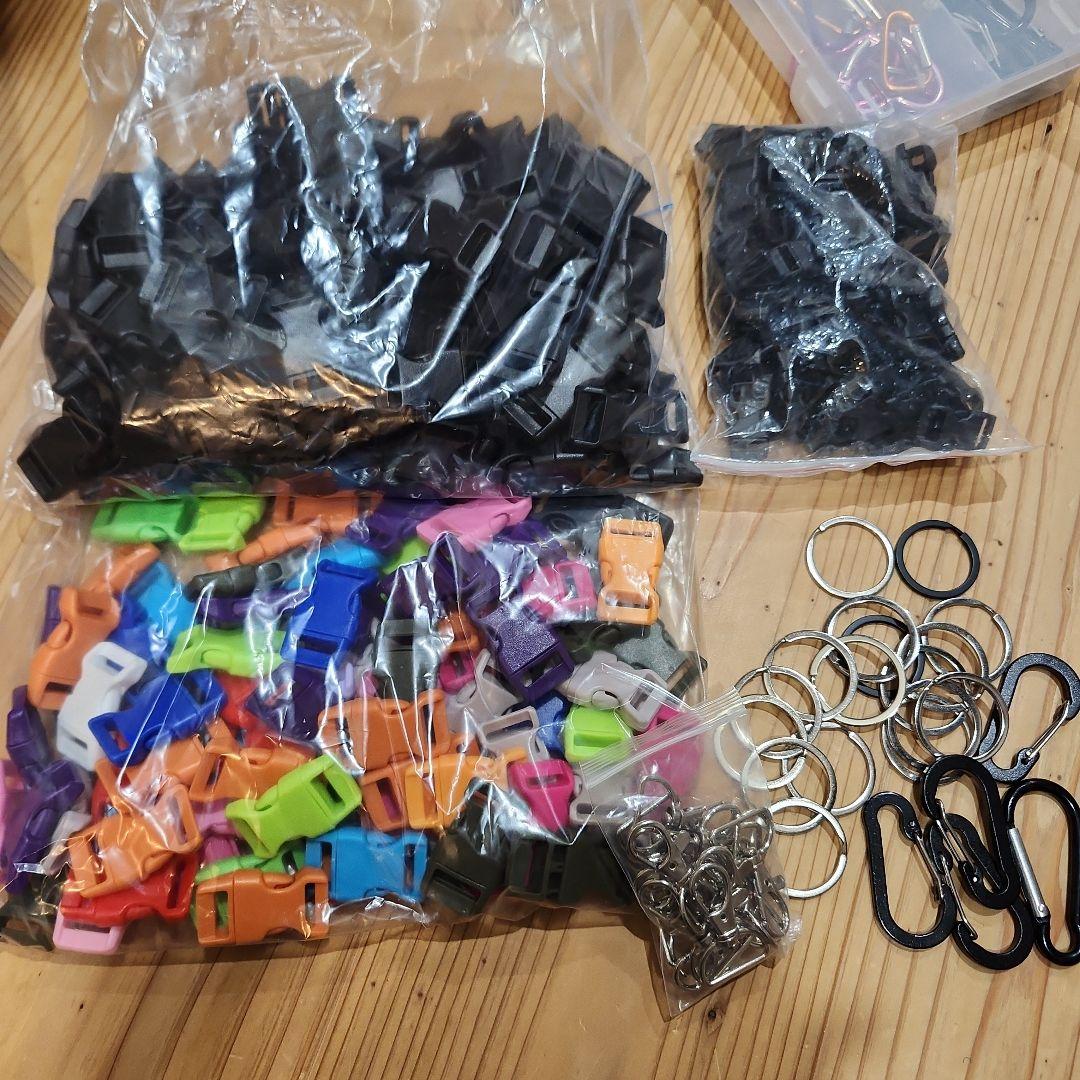 100サイズ箱パラコード紐大量ハンドメイド材料キーホルダーカラビナブレスレット