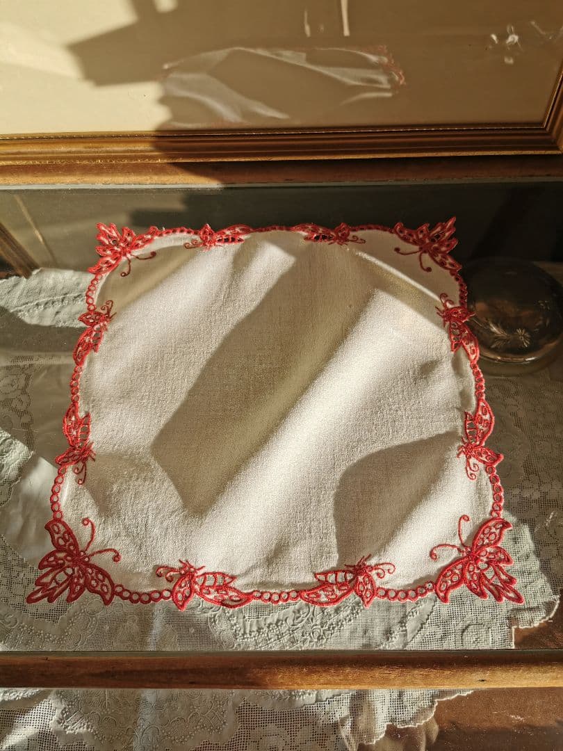 アンティークフランス オープンカットワーク バタフライ∞赤糸刺繍 縮緬風ドイリー