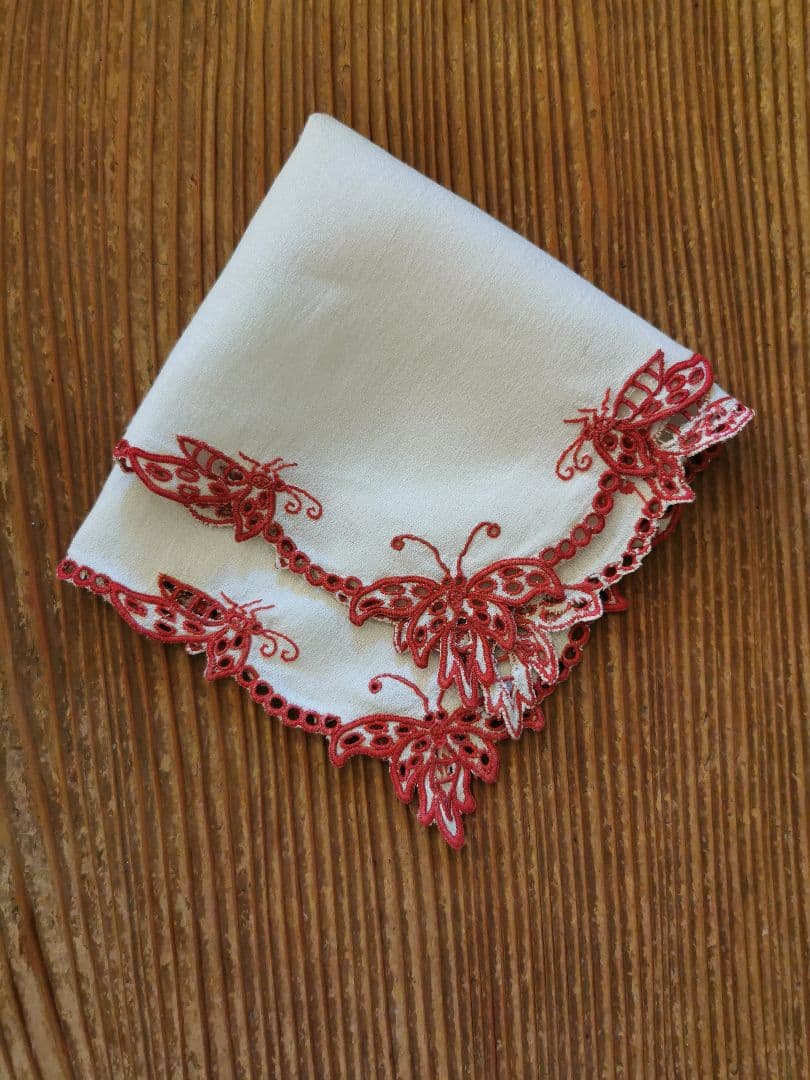アンティークフランス オープンカットワーク バタフライ∞赤糸刺繍 縮緬風ドイリー
