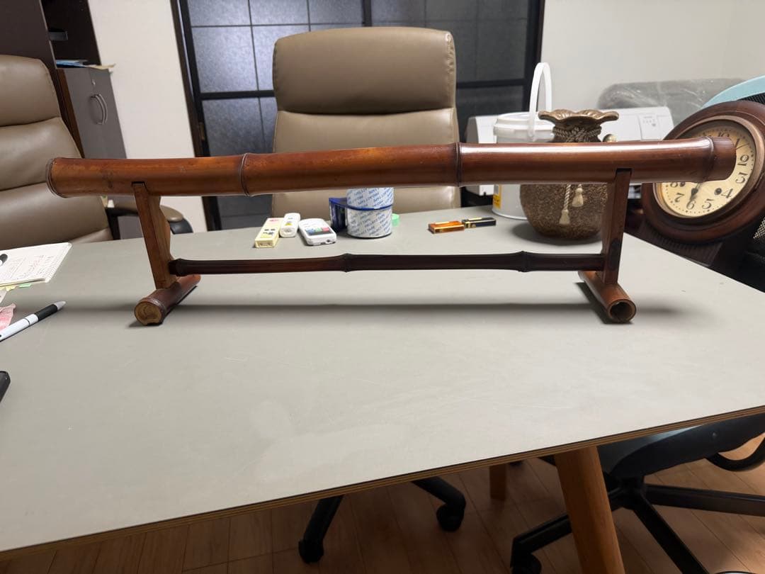 【中治作】竹製 刀掛け 一角 一本掛け 銘あり 煤竹調 伝統工芸 武具 時代道具