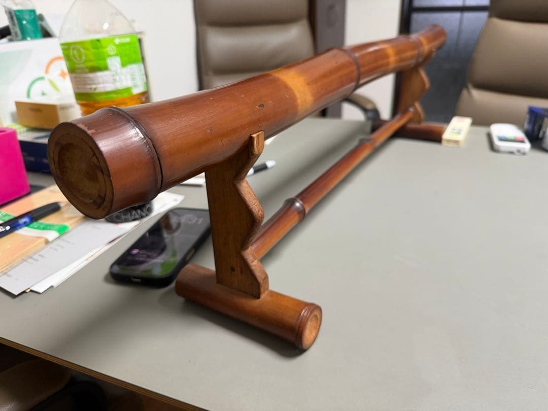 【中治作】竹製 刀掛け 一角 一本掛け 銘あり 煤竹調 伝統工芸 武具 時代道具