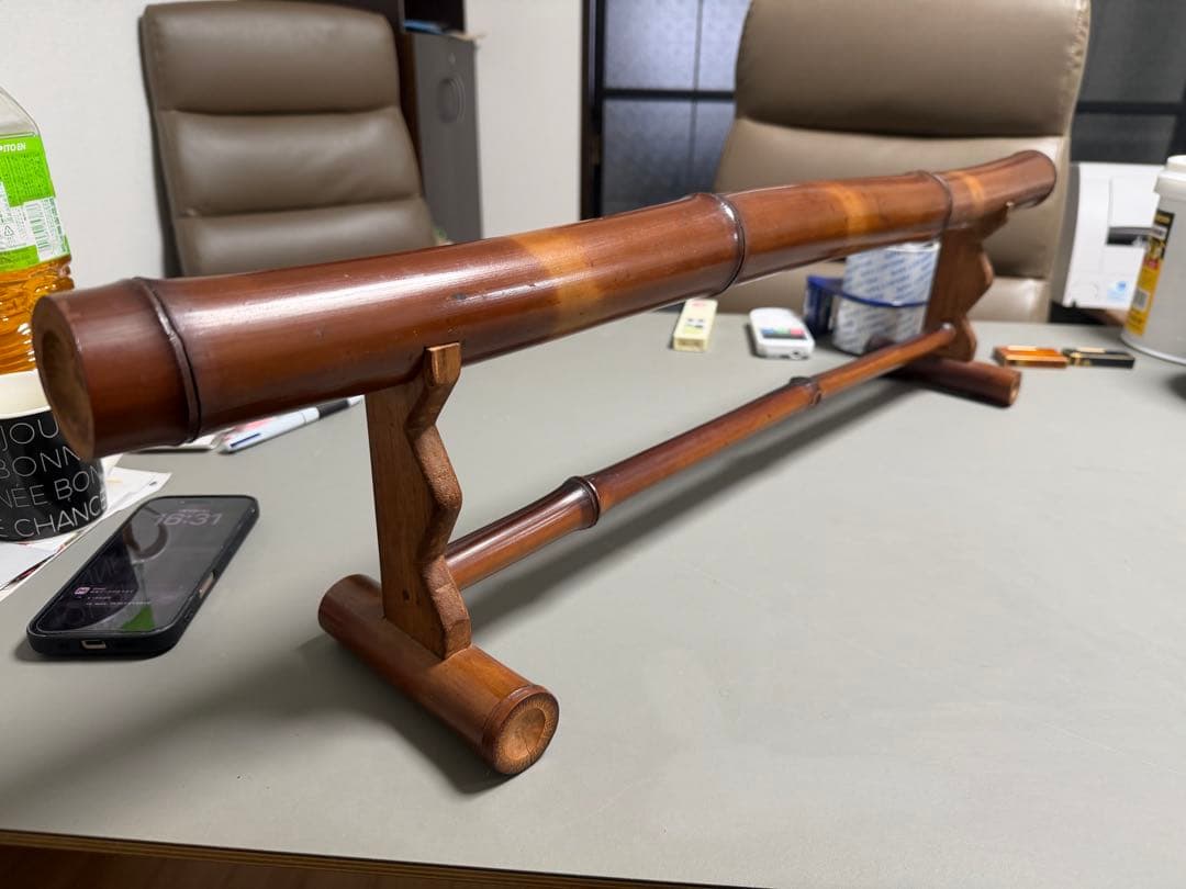 【中治作】竹製 刀掛け 一角 一本掛け 銘あり 煤竹調 伝統工芸 武具 時代道具