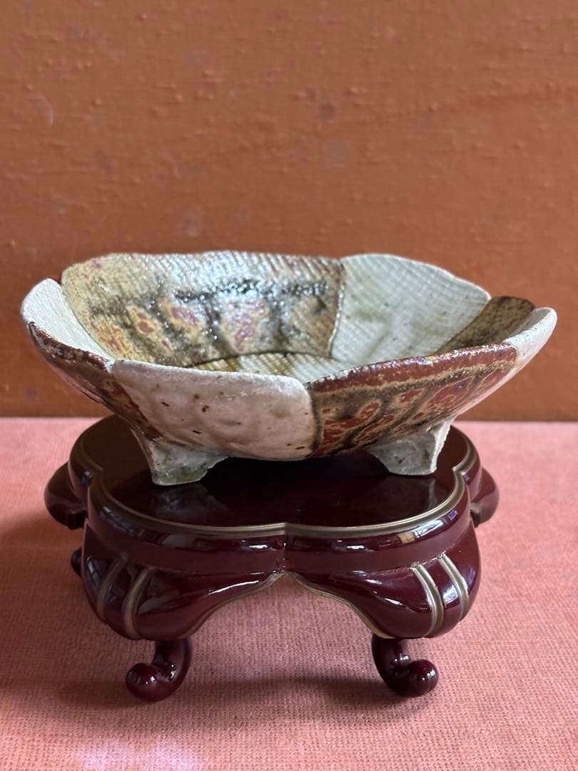 河井寛次郎作柿緑釉麻布目輪花三ツ足皿　製作番一　森の器