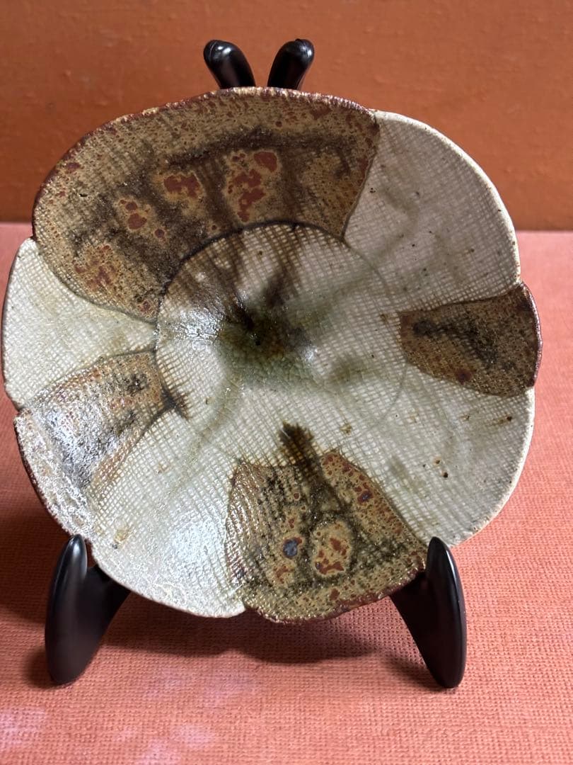 河井寛次郎作柿緑釉麻布目輪花三ツ足皿　製作番一　森の器