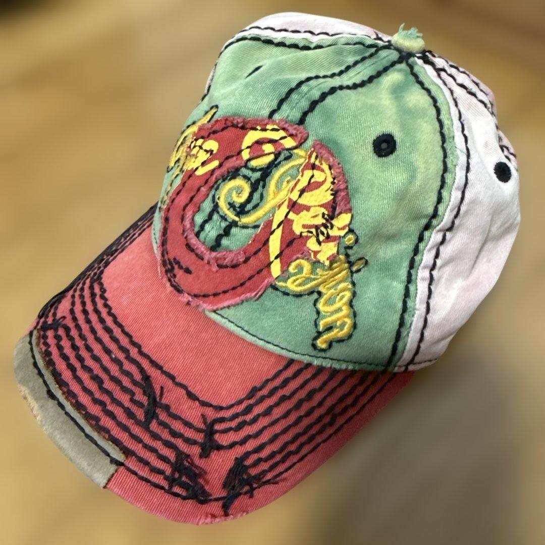 トゥルーレリジョン　緑と赤の刺繍ベースボールキャップ