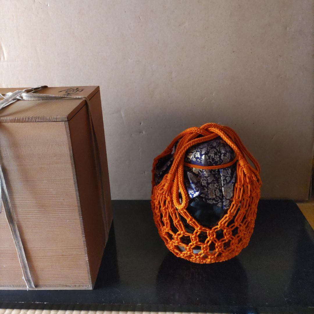 木箱入り オレンジの編み紐付き 飾り壺