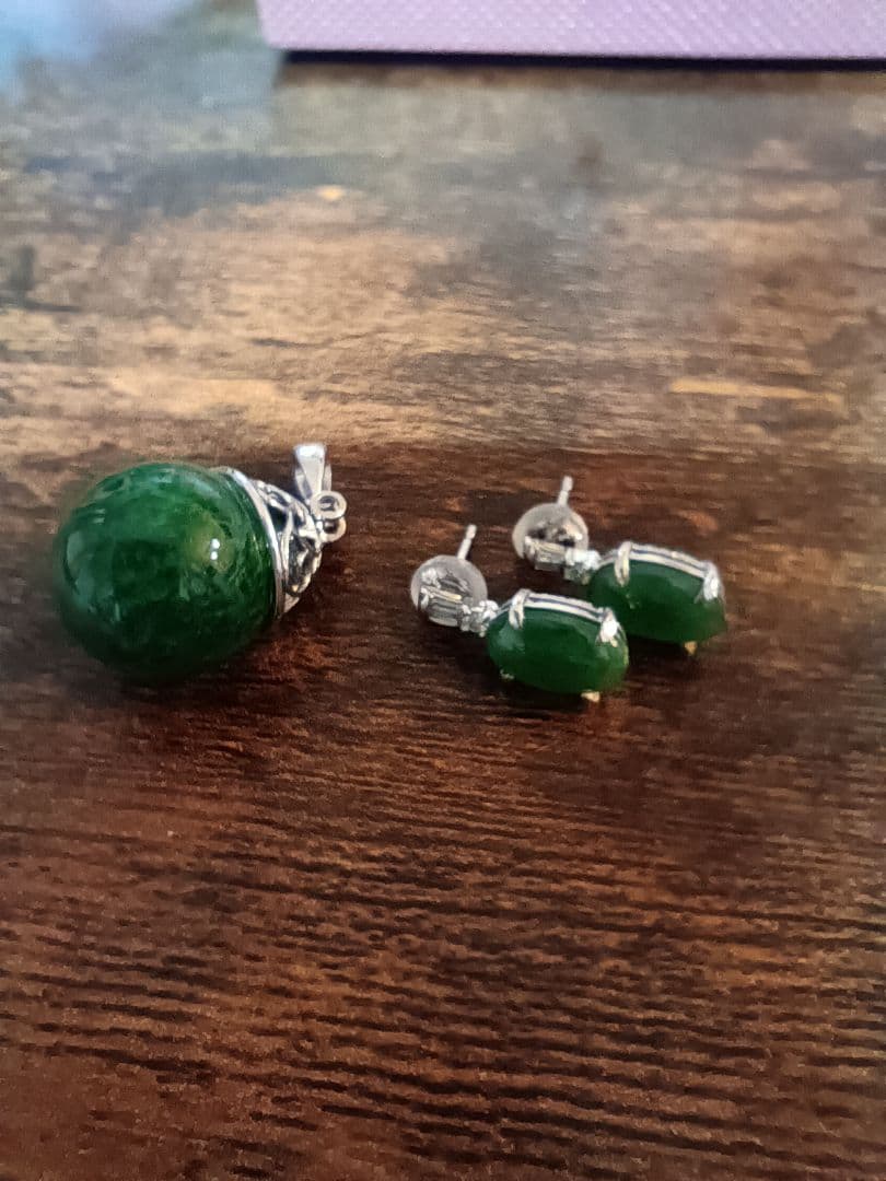 K18WG緑色ストーンのペンダントとPT900スタッドピアスセット