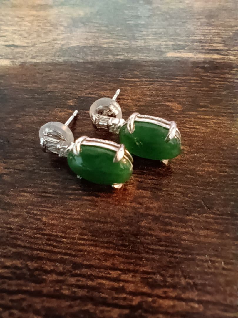 K18WG緑色ストーンのペンダントとPT900スタッドピアスセット