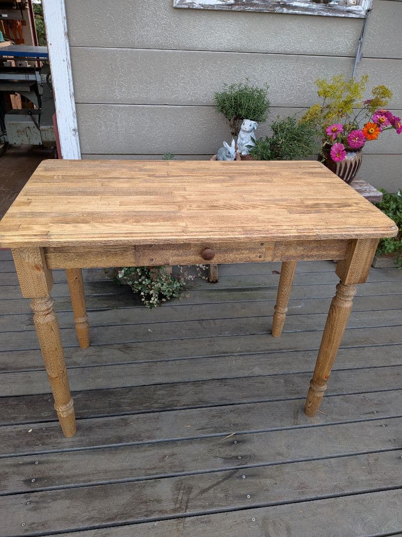 ろくろ脚の引き出し付きテーブル