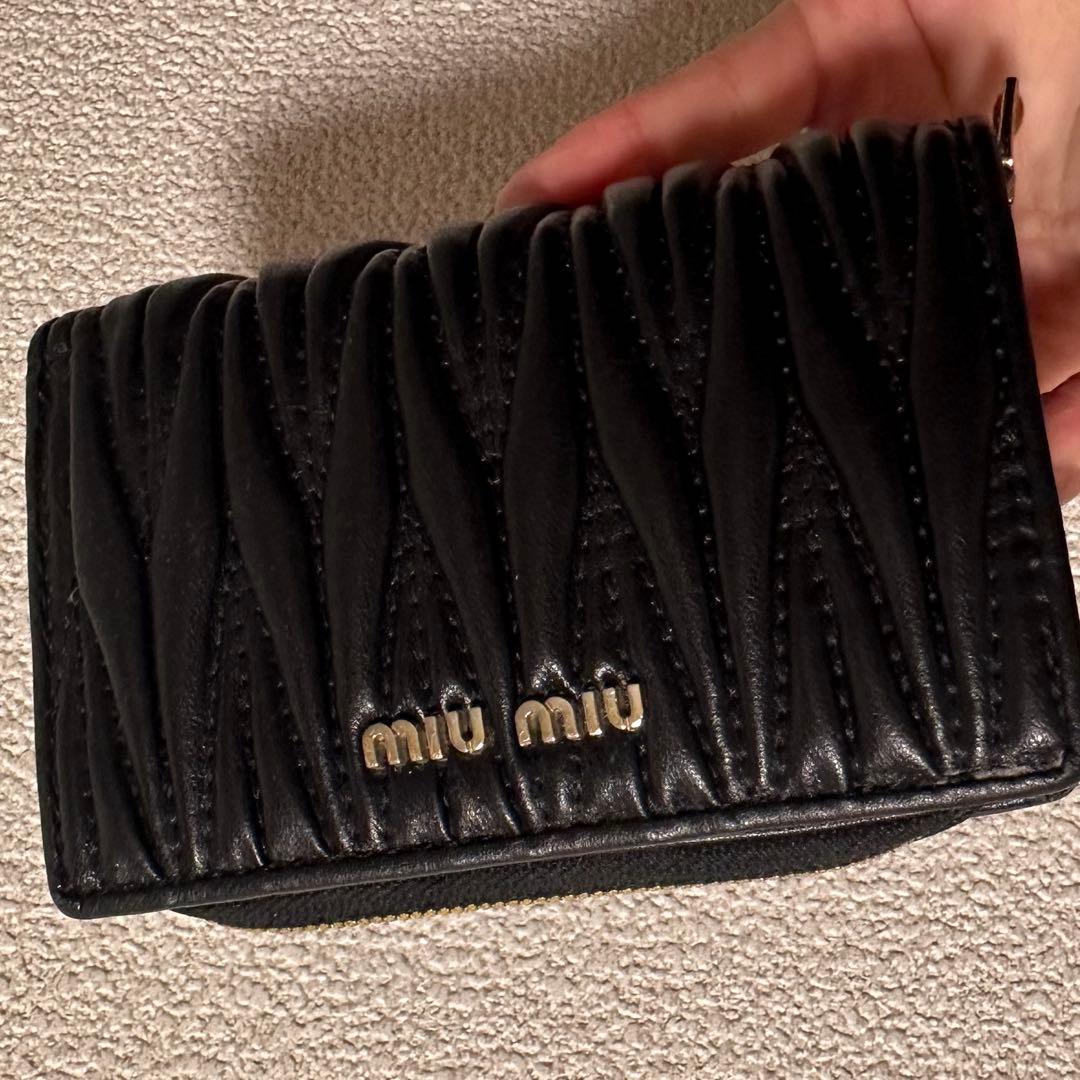 ブラック プリーツデザイン 二つ折り財布