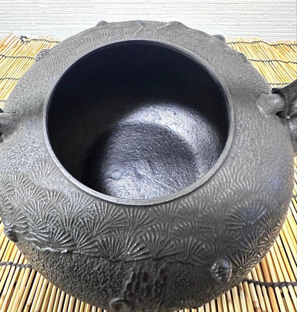 未使用品、供箱、栞付　南部秀山堂　佐藤 勝弘作　１５型松文様　鉄瓶　南部鉄瓶