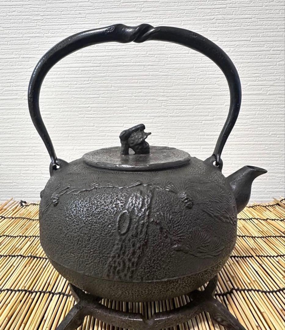 未使用品、供箱、栞付　南部秀山堂　佐藤 勝弘作　１５型松文様　鉄瓶　南部鉄瓶