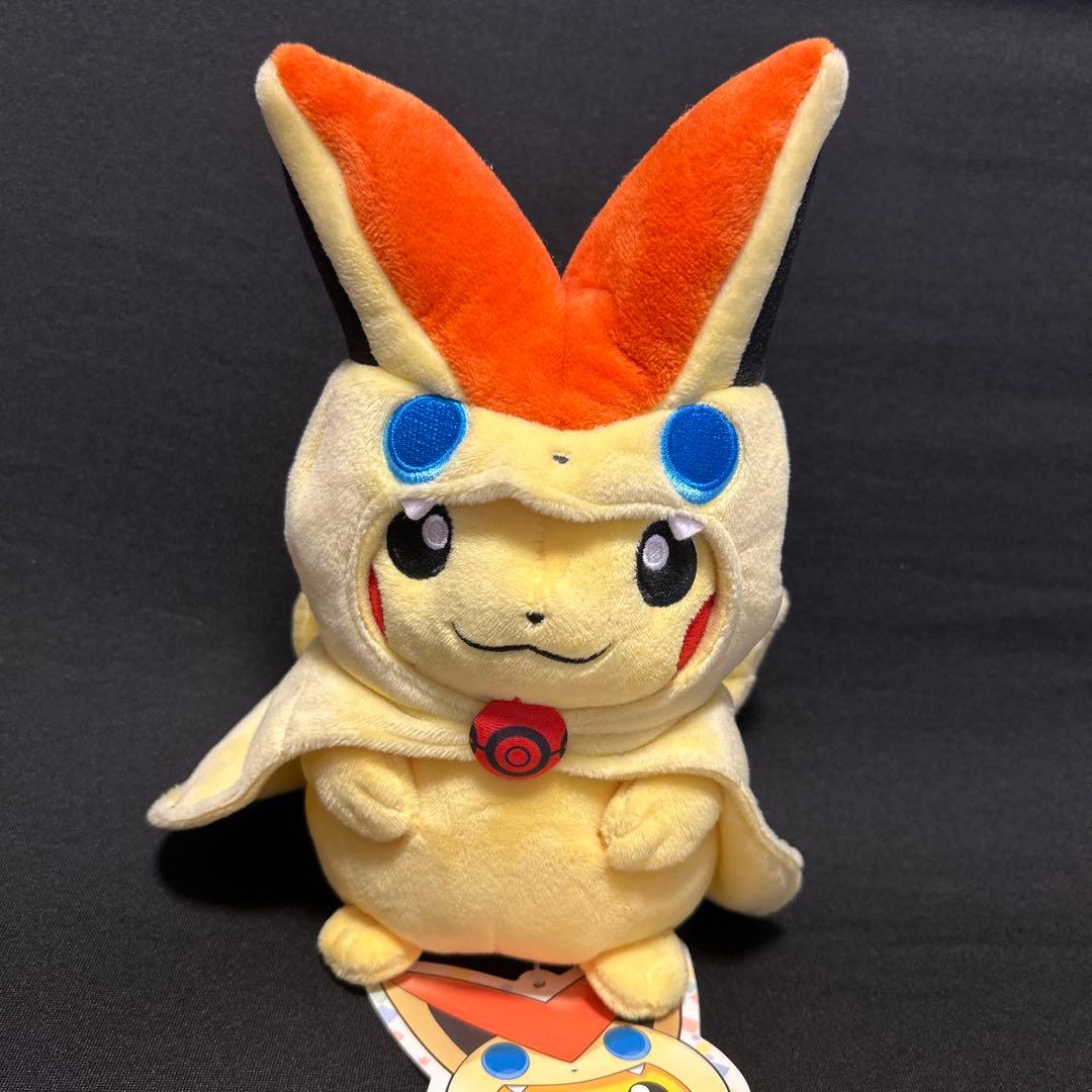 【新品タグ付き】ポケモン ビクティニのポンチョを着たピカチュウ ぬいぐるみ