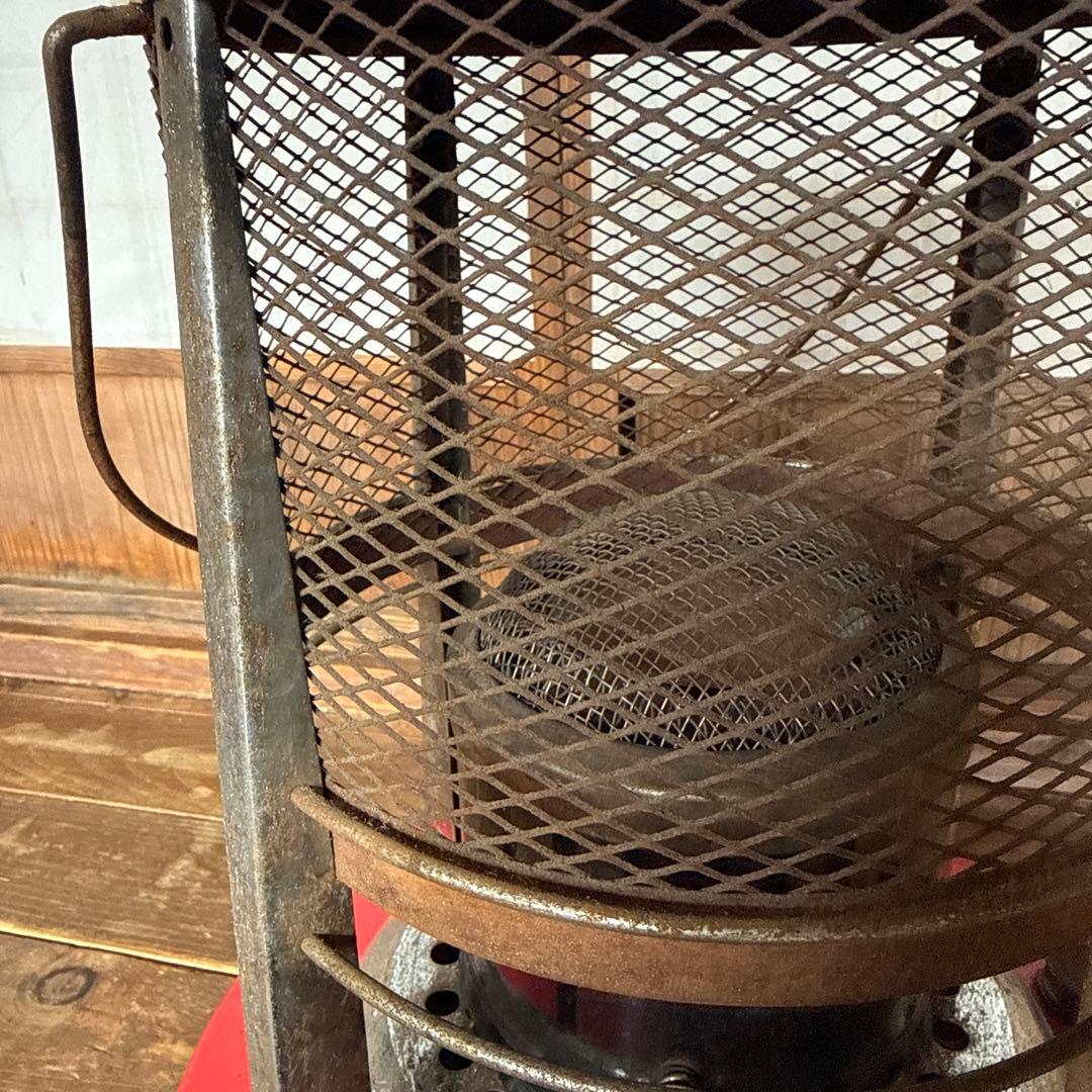 昭和レトロ　古いストーブ　円形　赤×ベージュ　旧家　山小屋　養蚕　暖房に