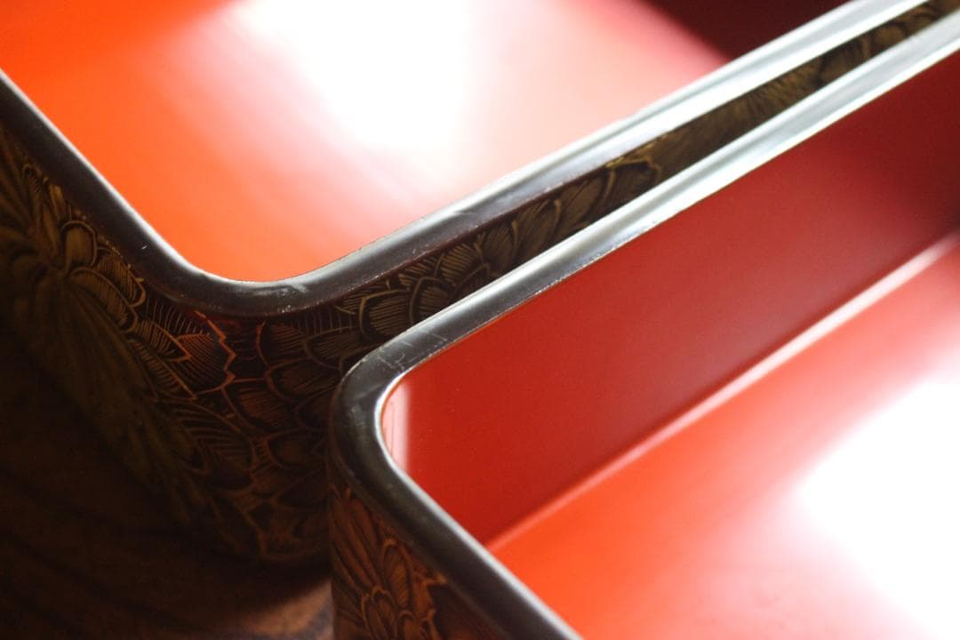 極小保管キズ有！端正な内朱黒漆に優美な菊沈金の映える輪島塗二段重（検重箱お重重箱