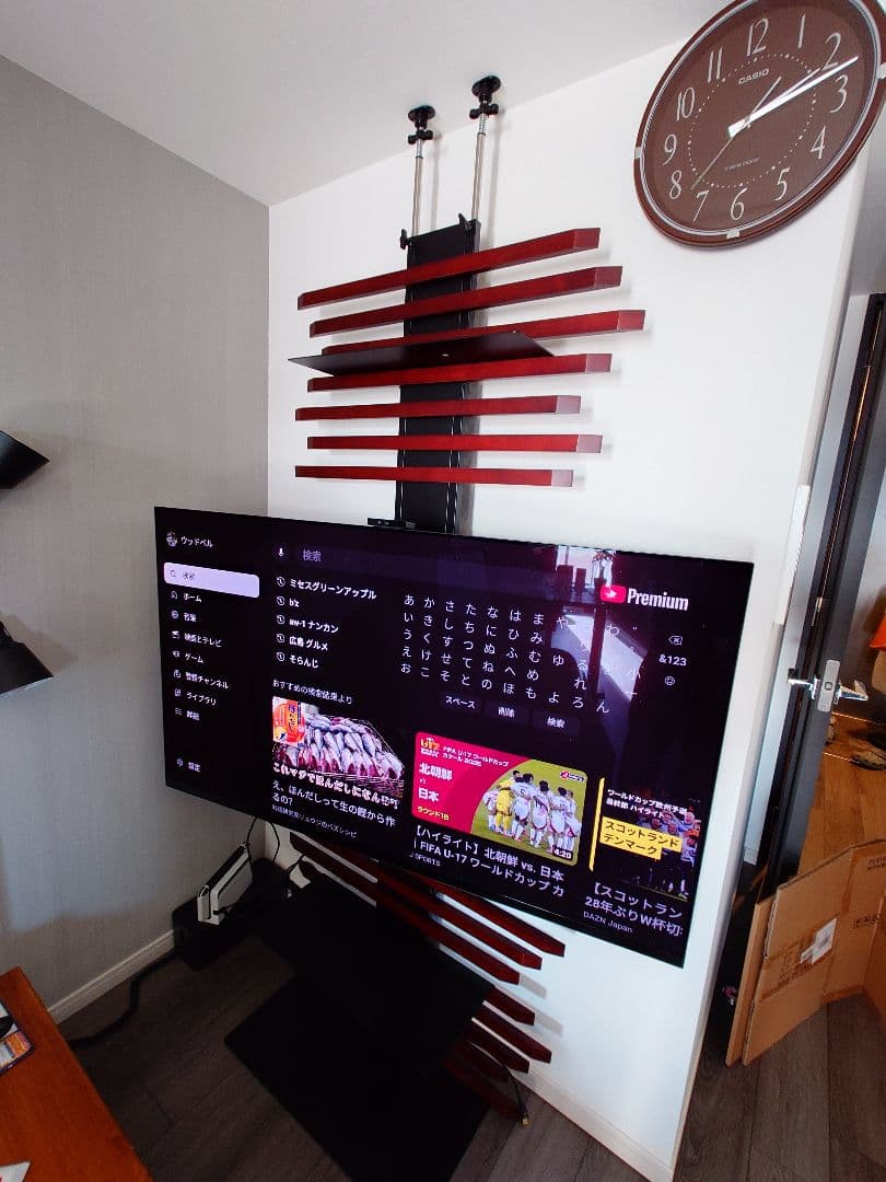 【使用短】テレビ台　壁寄せ 突っ張り首振り 65インチ対応 棚板付き つっぱり