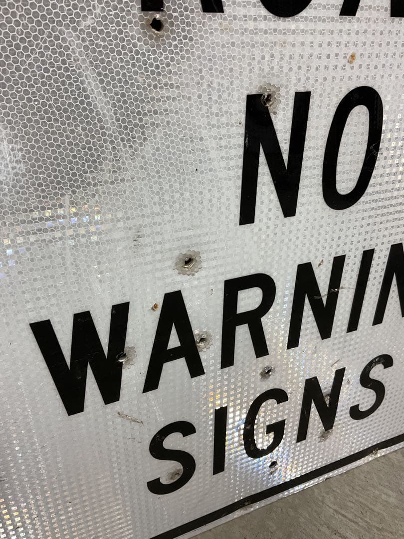 USA ストリート看板　15箇所弾痕