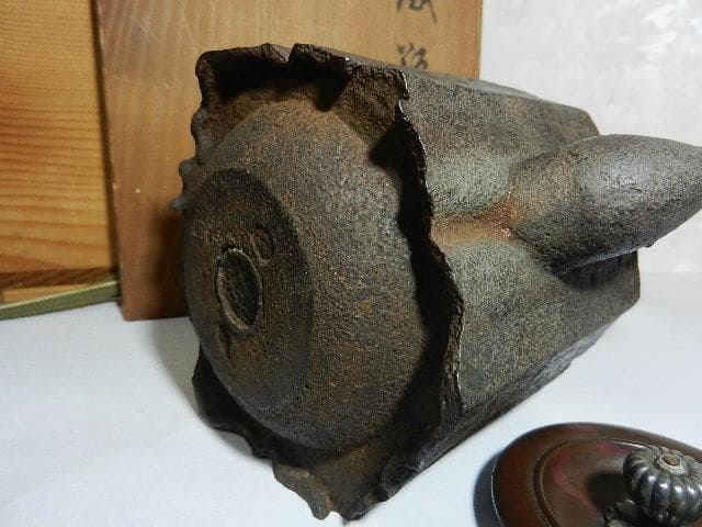 破れ尾垂型六角鉄瓶　銘『胴「仁左エ門」／銅蓋裏「晴寿造」』（７５０㏄、１．３㎏）