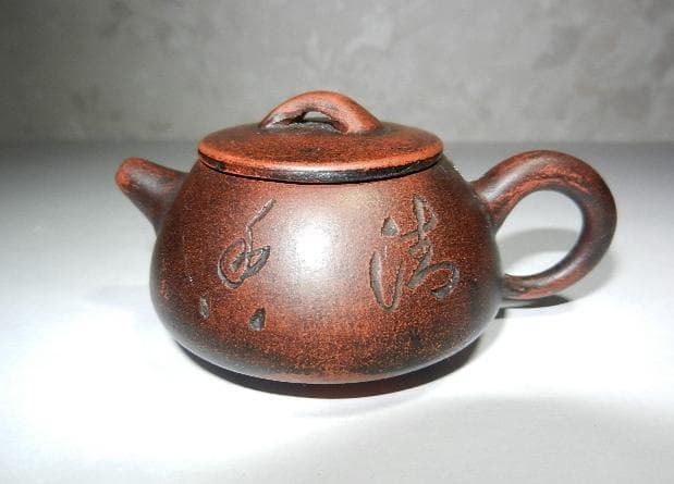 宜興三足紫砂壷（底款「盤君製陶」、高さ４ｃｍ、幅幅８．５ｃｍ、容量３５ｃｃ）