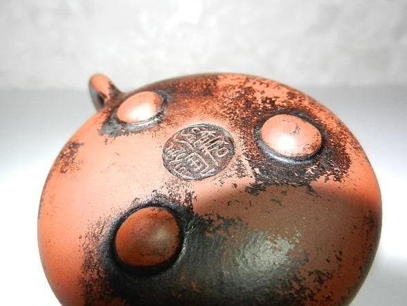 宜興三足紫砂壷（底款「盤君製陶」、高さ４ｃｍ、幅幅８．５ｃｍ、容量３５ｃｃ）