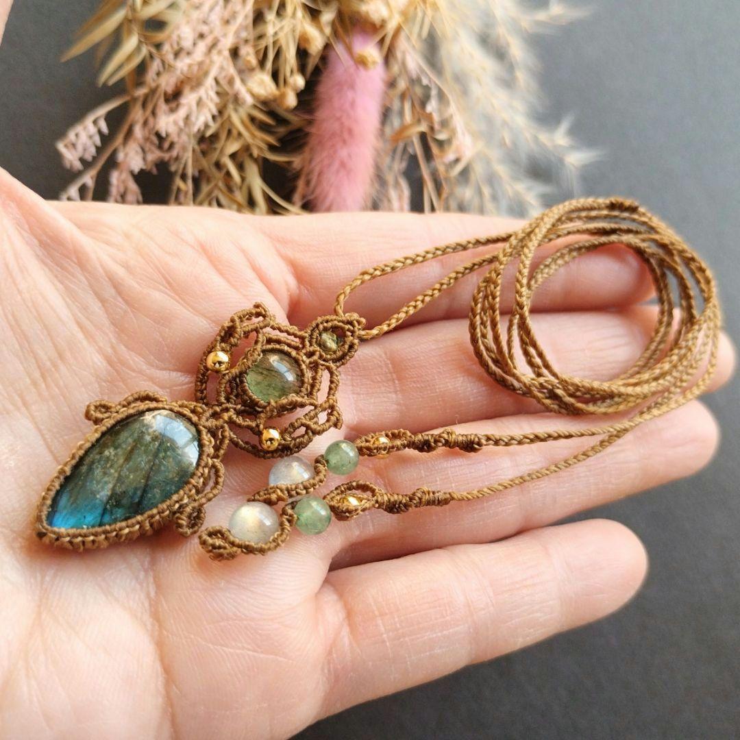 【専用】ラブラドライト＆グリーンストロベリークォーツのマクラメ編みネックレス