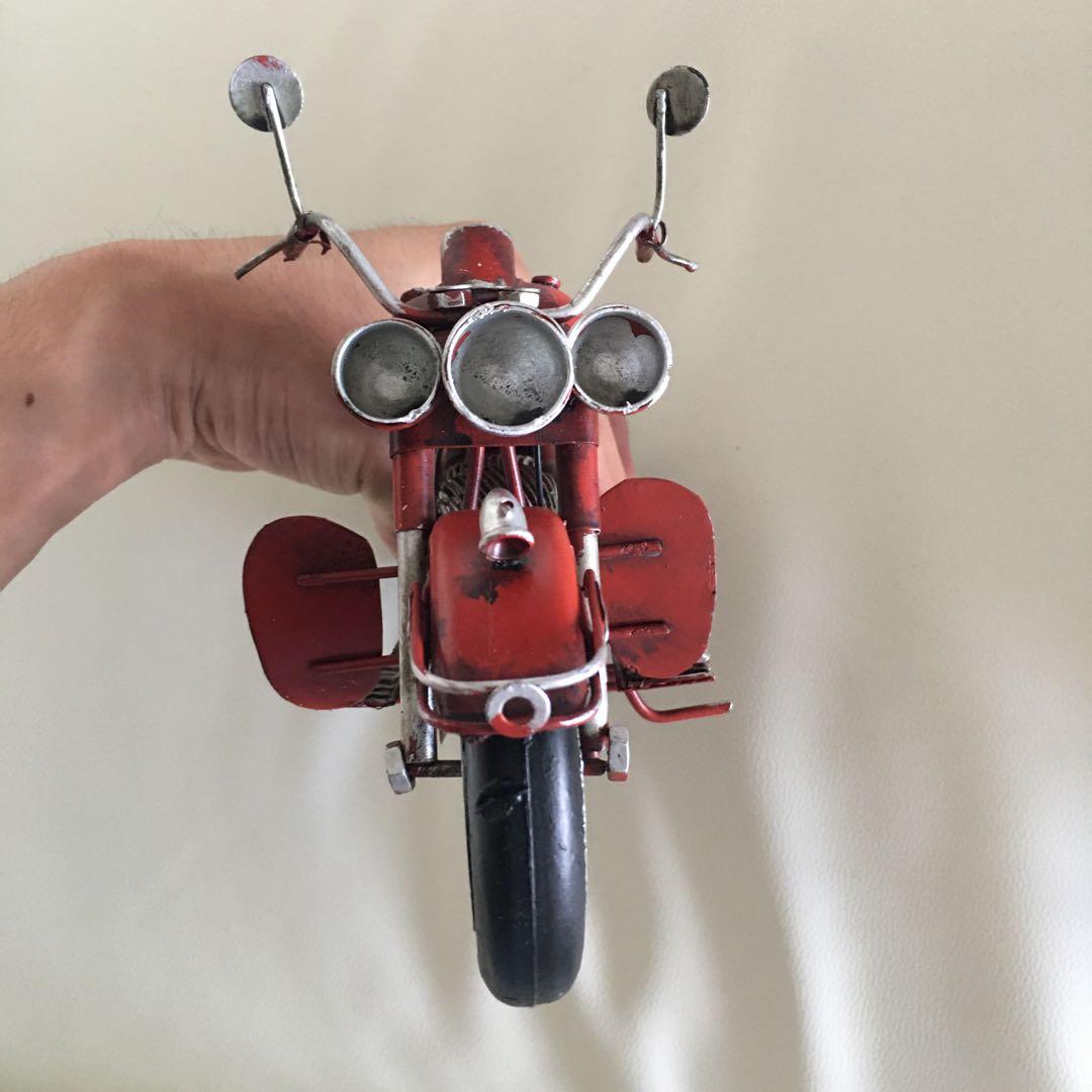 赤いバイクのフィギュア