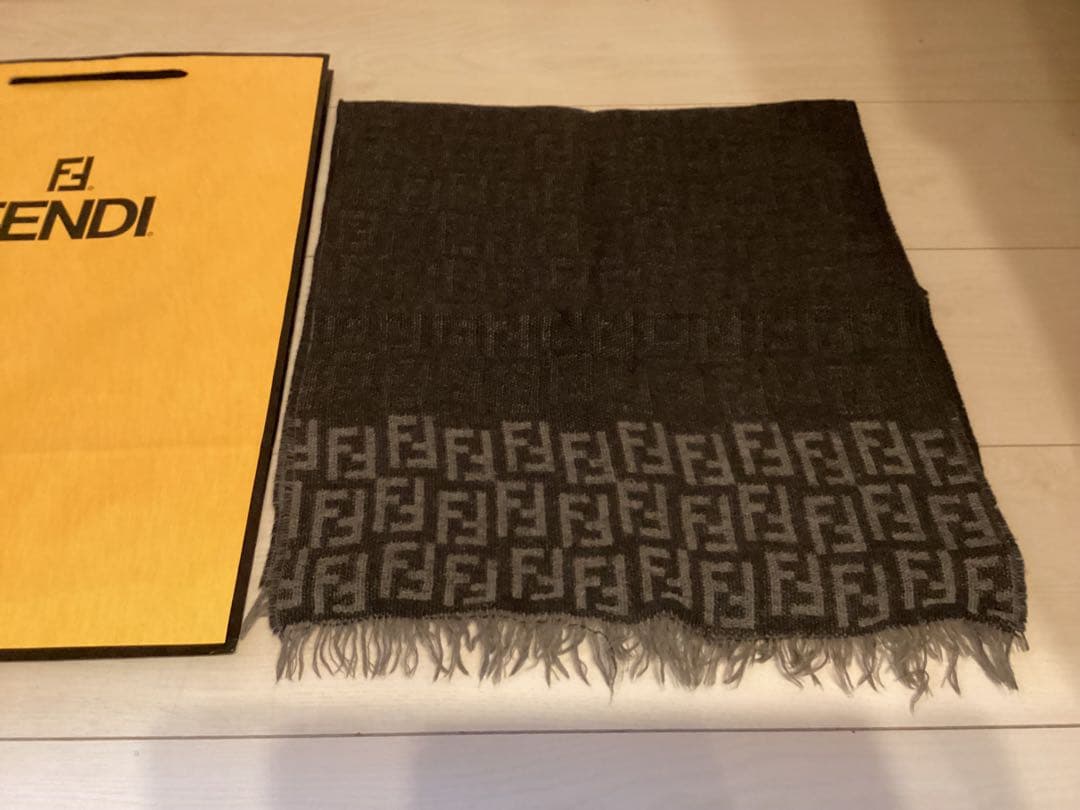 美品フェンディFENDI ロゴ入り グレー マフラー本物