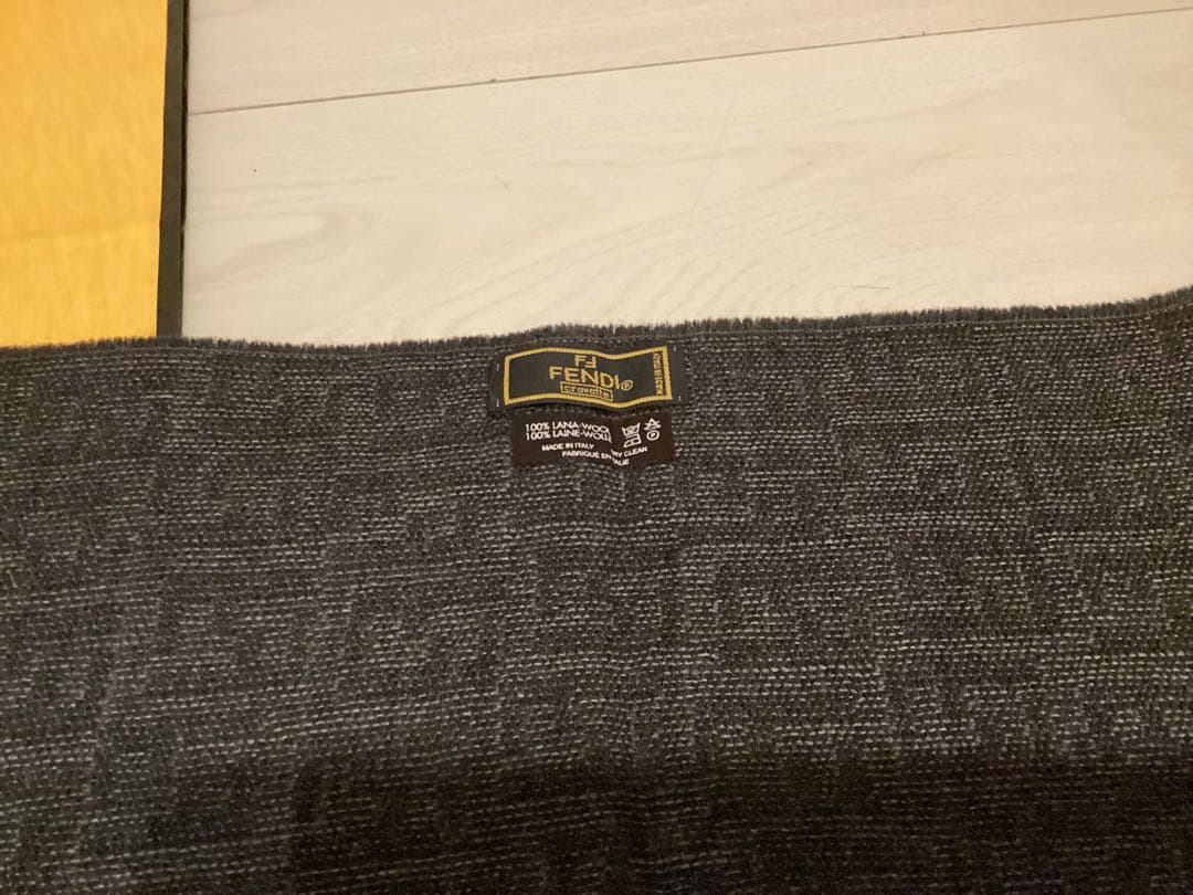 美品フェンディFENDI ロゴ入り グレー マフラー本物