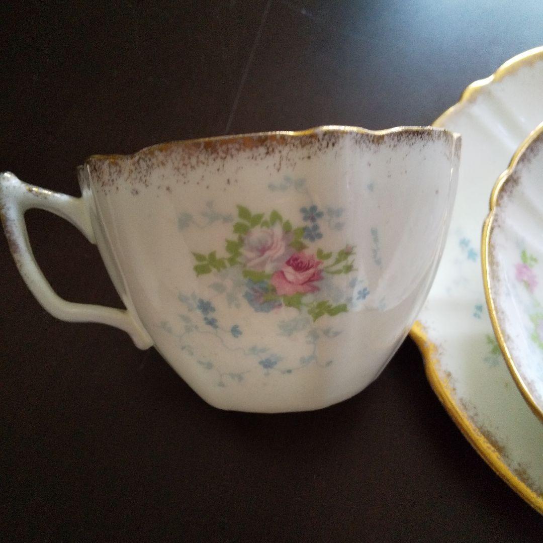 フランスアンティークの 薔薇模様トリオ プラスプレート