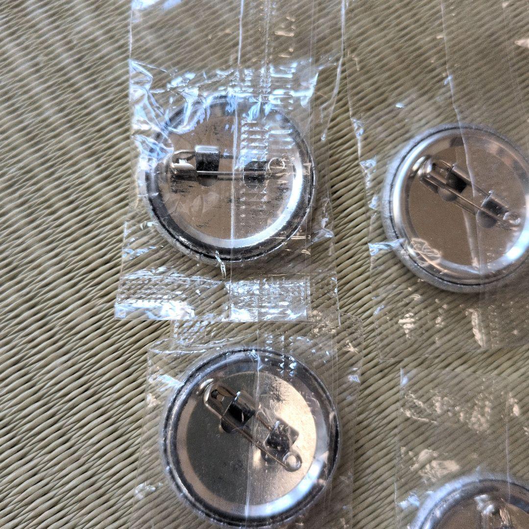 ブ*ー様 魔肖ネロ ホログラムピンバッジ & ヘッドロココ 6個セット